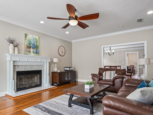Foto del edificio - 916 Hillcrest Ct