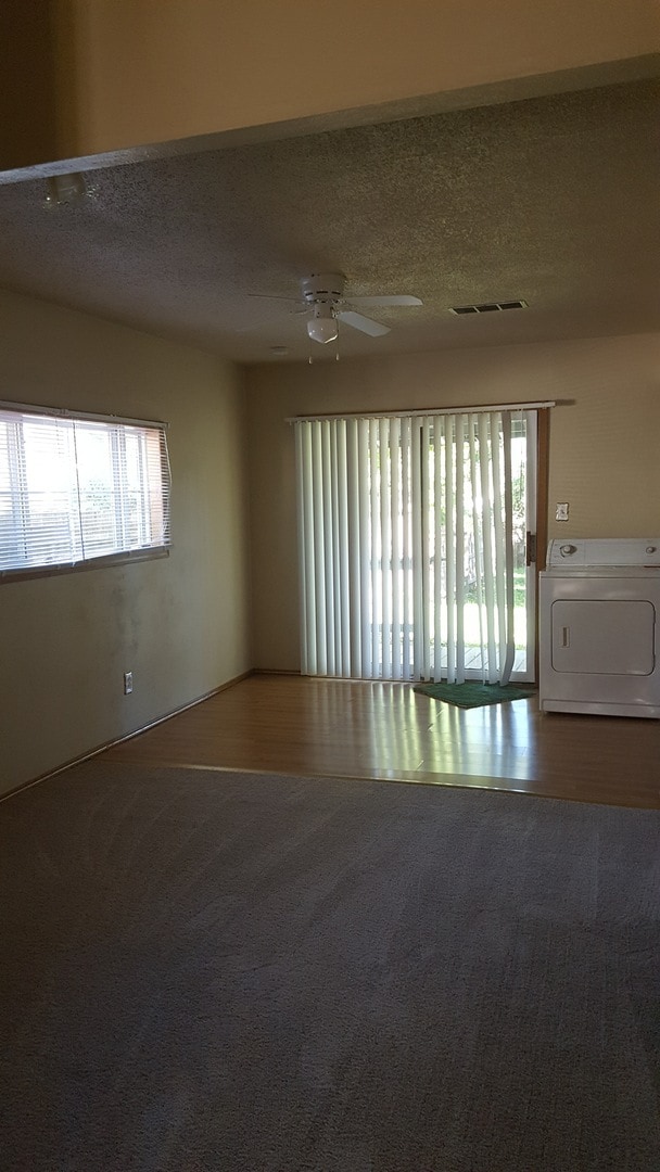 Foto del edificio - COZY & QUAINT 2 BD, 1 BA HOUSE WITH WALK O...