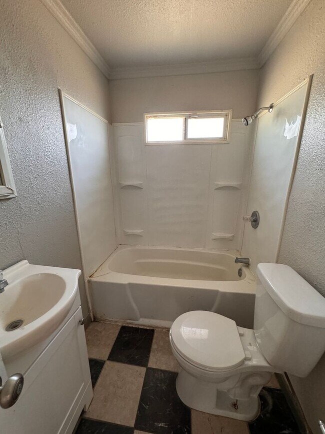 Building Photo - Adorable house for rent! With large fenced...