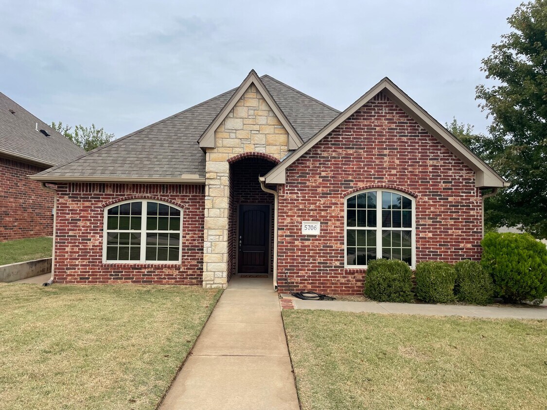 Foto principal - 5706 8th Ct