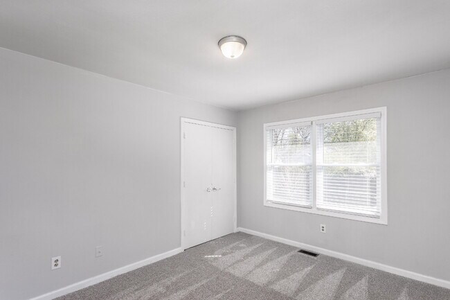 Building Photo - 2 Bed/1bath Townhome blocks from Downtown Raleigh with off street parking