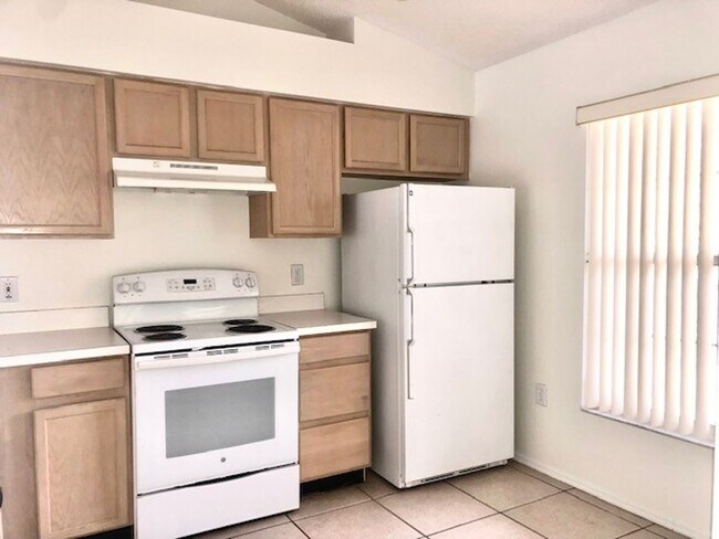 Foto del edificio - Nice 2X2 located on 2nd floor- Tile & laminate flooring! NO CARPET! Call today!! Tranquil water v...