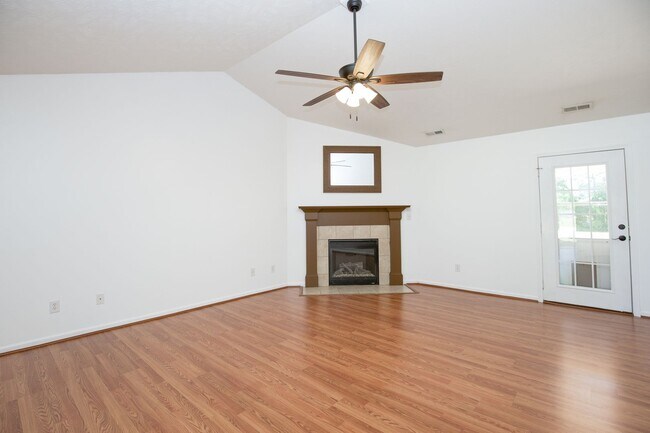 Building Photo - Raeford! 4 br with a backyard!