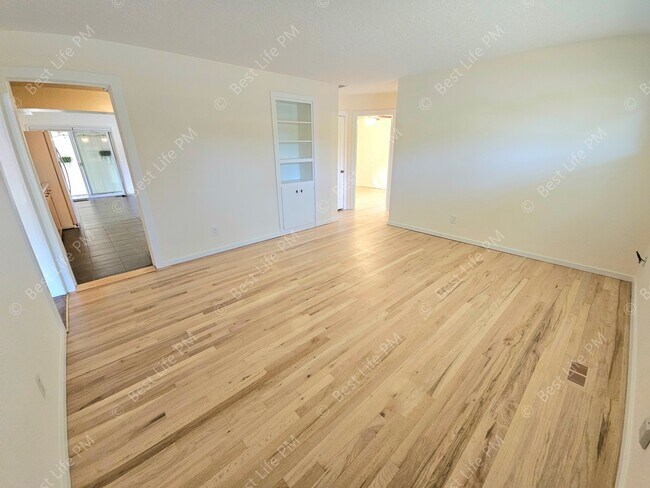Foto del edificio - 7037 N Monteith Ave