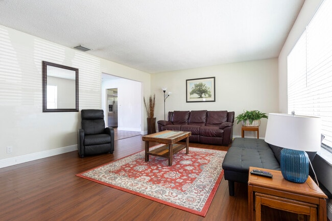 Building Photo - 709 Lindell Blvd