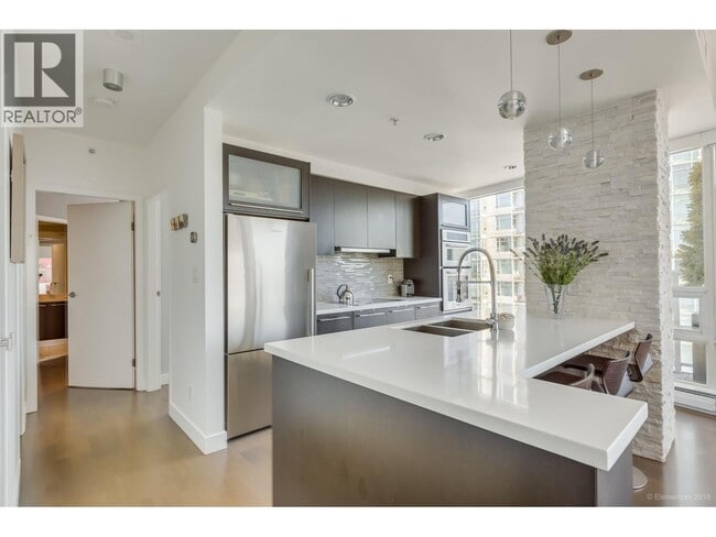 Building Photo - 1201 Marinaside Crescent