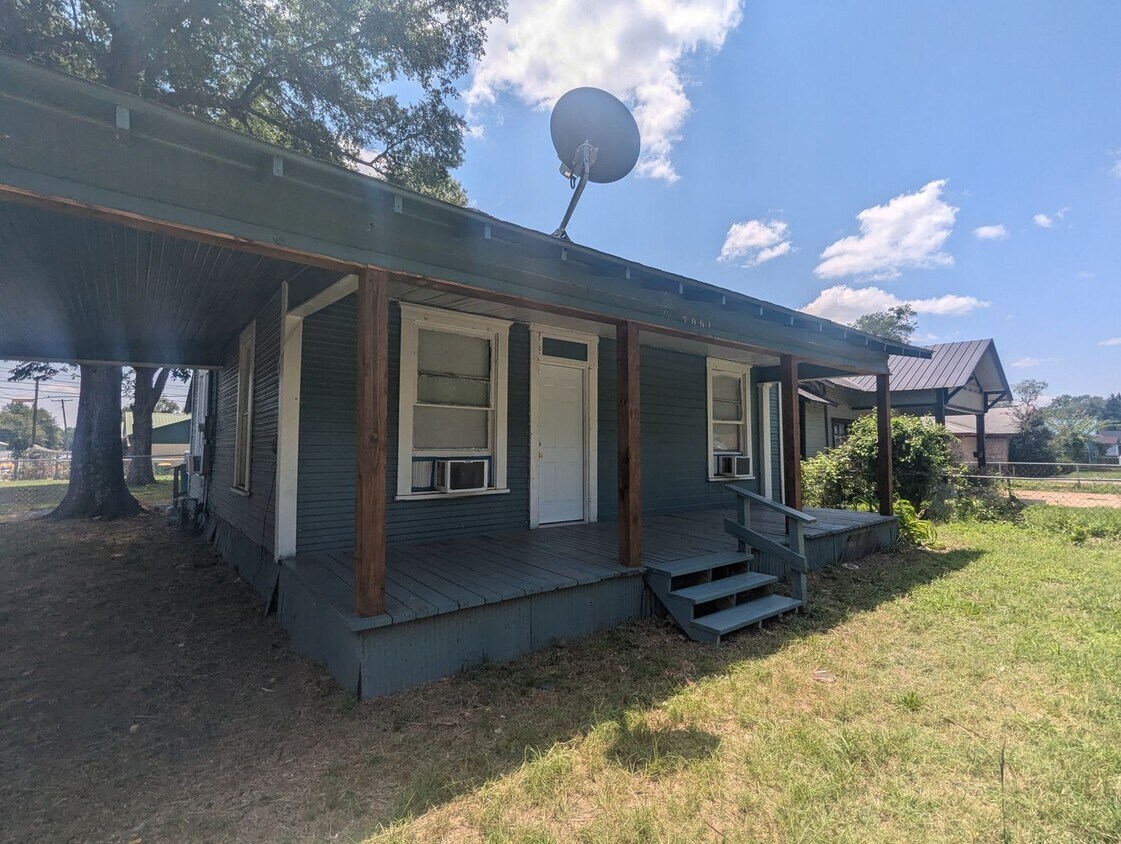 Primary Photo - 3 Bedroom Home Available Now