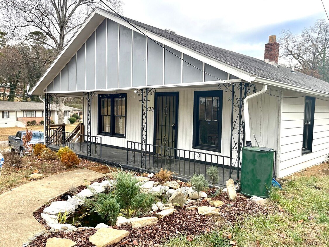 Primary Photo - Beautiful 3 Bedroom 2 Bathroom Home with G...