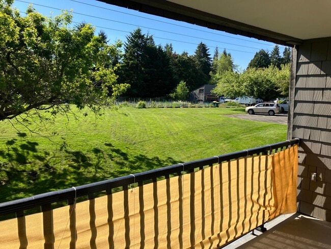 Building Photo - Fully Renovated Redmond 1 Bedroom