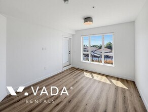 Building Photo - 3068 Kingsway