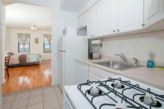 Building Photo - 304A E 82nd St