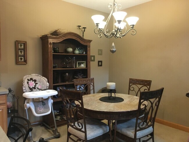 Building Photo - 2 Bedroom Townhome Available in Monticello!