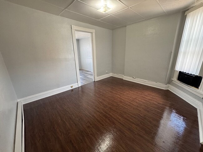 Building Photo - 1 Br small living room and small kitchen