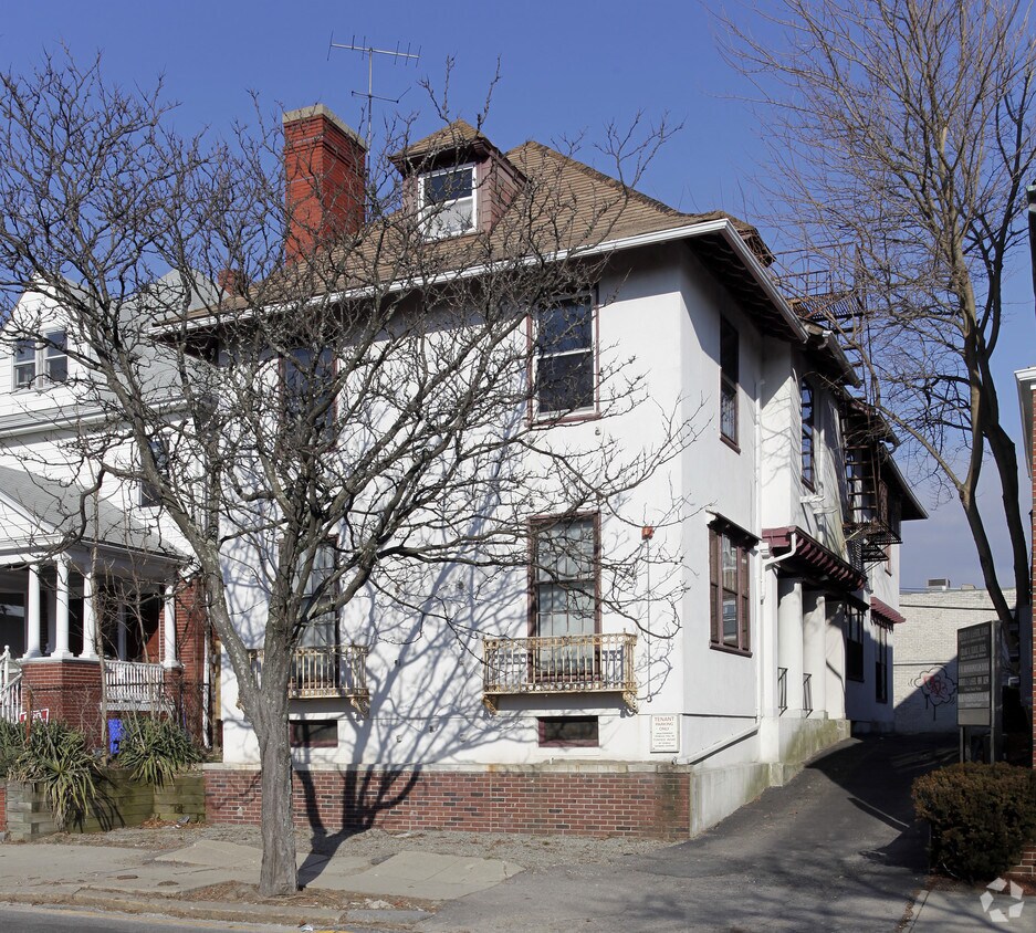 Primary Photo - 224 Waterman St