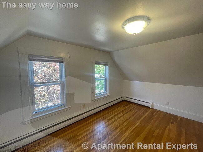 Building Photo - Tufts 1+ Bedroom - Hardwood Floors, Very s...