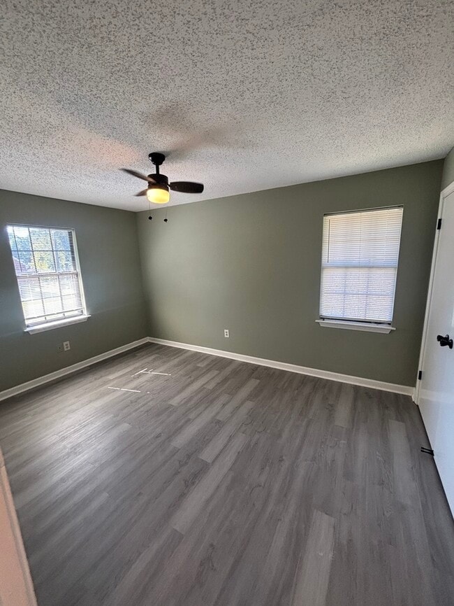 Building Photo - GORGEOUS 4 bedroom/ 3 bathroom HOME, SPACI...