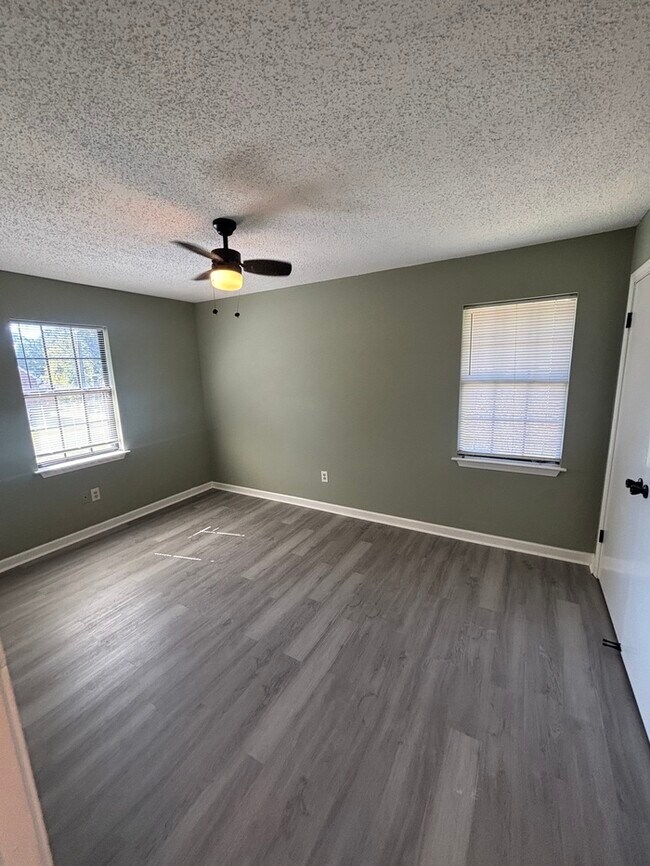 Foto del edificio - GORGEOUS 4 bedroom/ 3 bathroom HOME, SPACI...