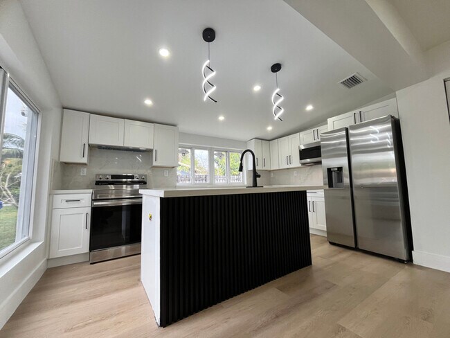 Building Photo - 1612 E River Dr