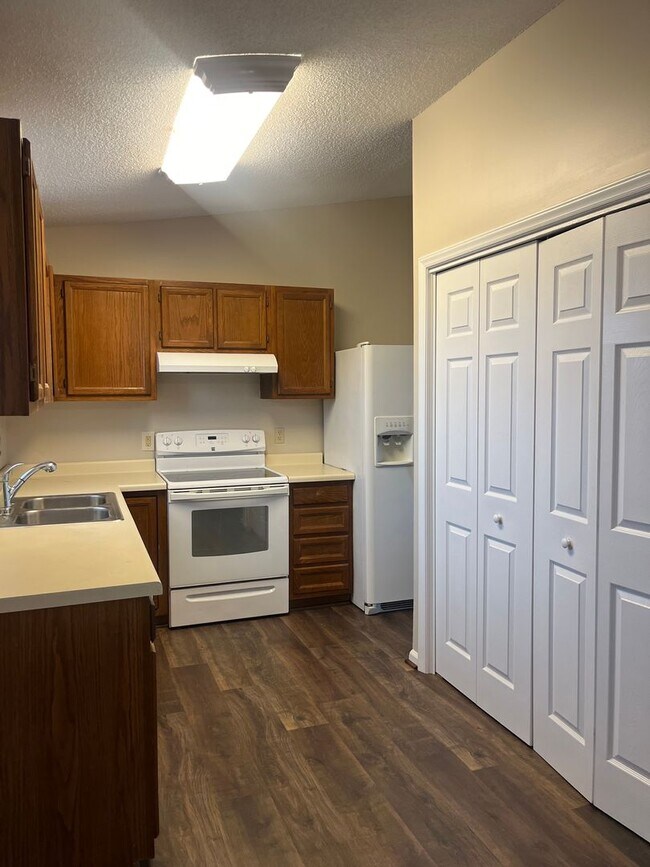Foto del edificio - Split foyer 3 bedroom home in quiet area with bonus room, large yard, 2-car garage $2000
