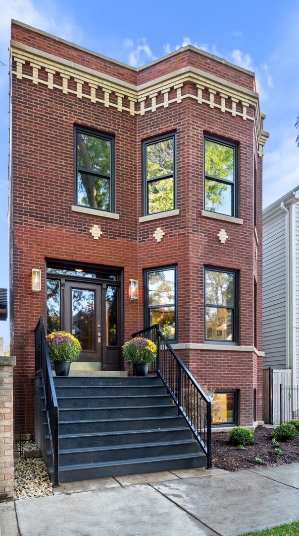 Building Photo - 1747 W Cornelia Ave