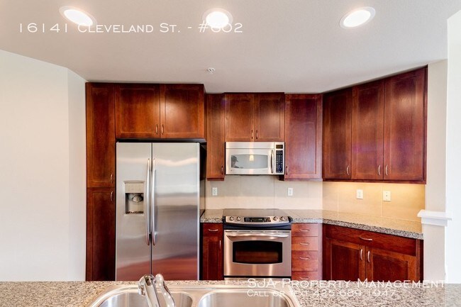 Foto del edificio - Top Floor 2 BR 2 BA Redmond Condo!