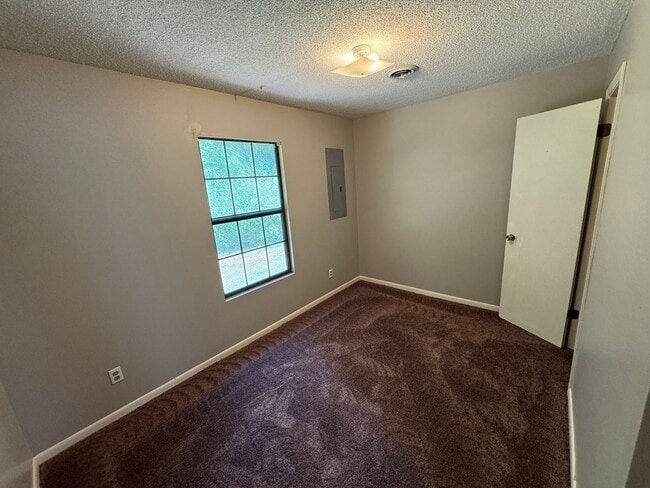 Building Photo - 124 Ivie Cir