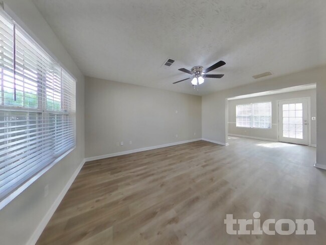 Foto del edificio - 5160 Tussahaw Crossing