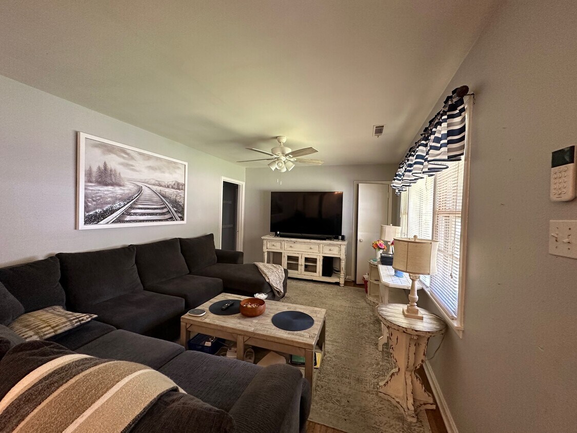 Building Photo - 1362 S Perkins Rd