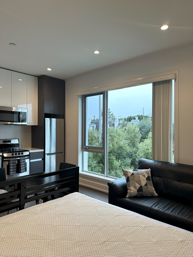Foto del edificio - 7857 W Manchester Ave
