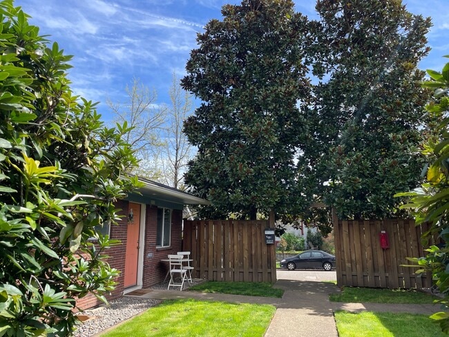 Foto del edificio - Bottom level 2bed, off street parking, hardwoods, all pets welcome!