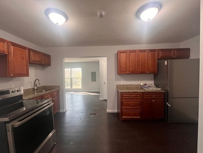 Building Photo - Clean Updates Meet Classic Built-In Charm