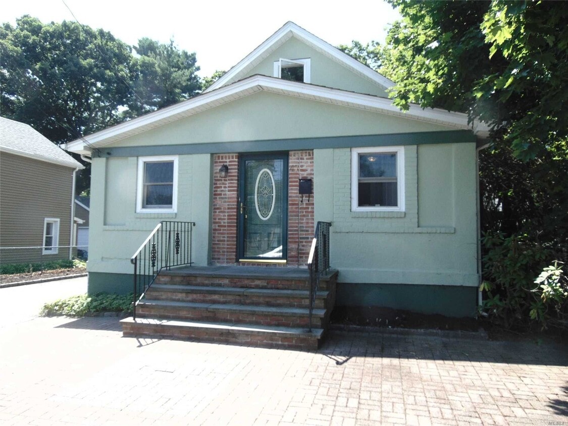 Primary Photo - 47 Willis Ave