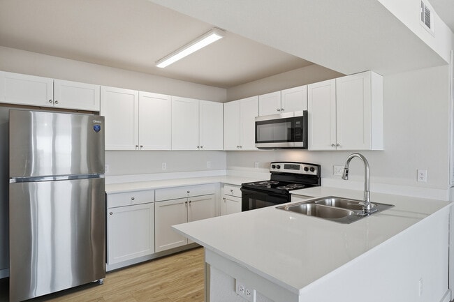 Building Photo - Oaks at Mustang