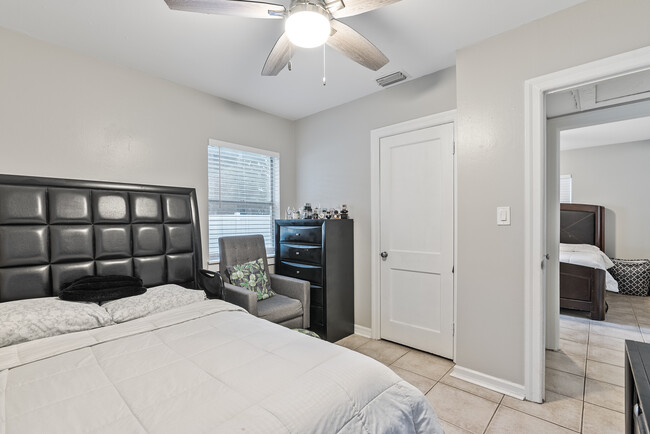 Building Photo - 3011 W Van Buren Dr