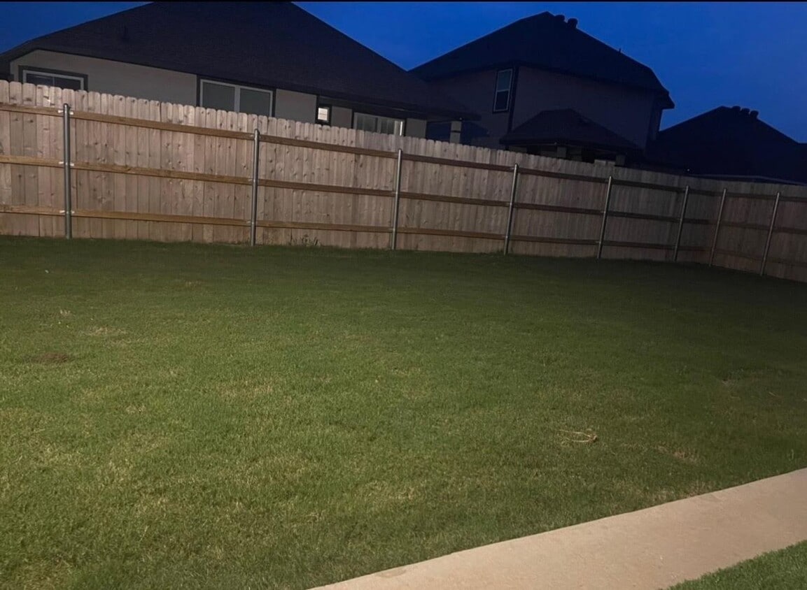 Building Photo - 4/3 house in Midway ISD.