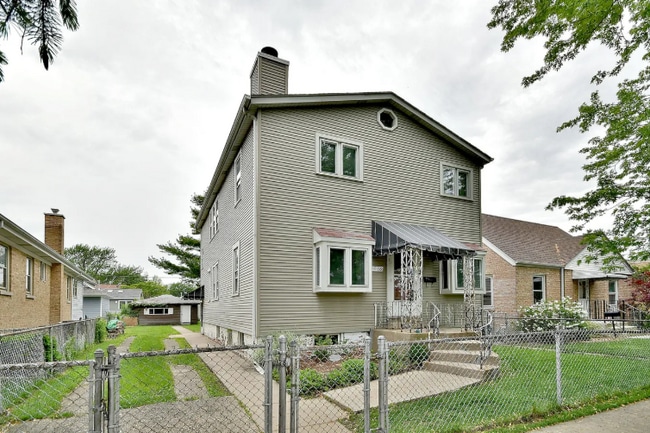 Building Photo - 5608 N Ozark Ave