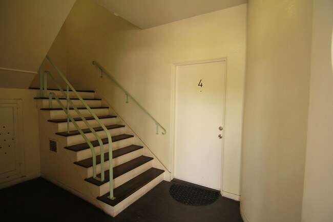 Building Photo - 909 S Serrano Ave