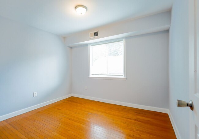 Foto del edificio - Charming 2 BR/1 BA Apartment in Deanwood –...