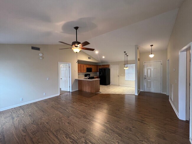 Foto del edificio - Available Now 3 BR 2 Bath Home in Lavernge with Fenced in Backyard!