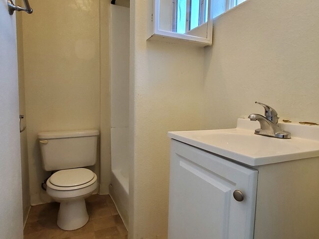 Building Photo - Spacious Upstairs Studio, Fresh Paint, Wood Laminated Flooring, Utilities Included!