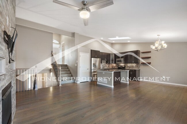 Foto del edificio - Stylish Townhouse 2bed / 2bath, 2 car garage and AC in Gated Community Near Powers Corridor