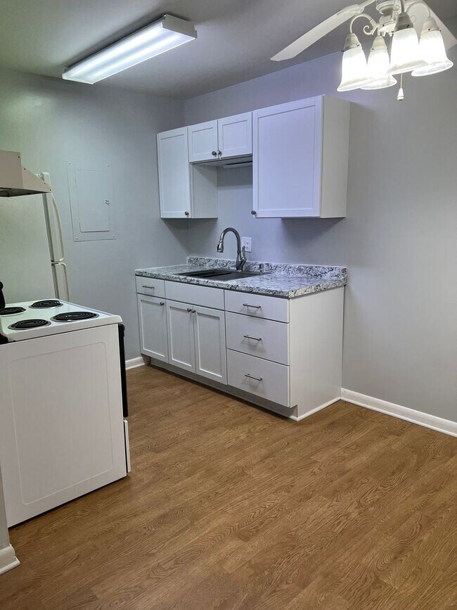 Foto del edificio - 1 br, 1 bath House - 2134 Fairfax Ave #B3