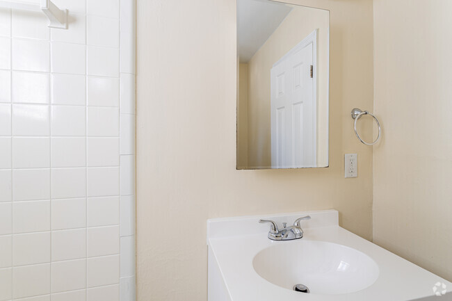 3BR, 1BA - South Circle Apts.