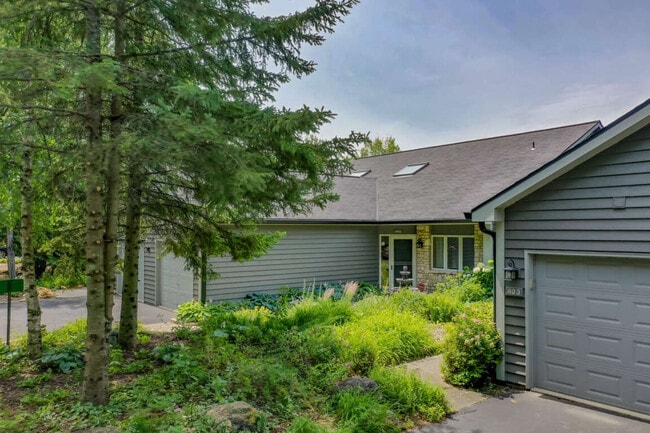 Building Photo - 9248 Field Stone Ct