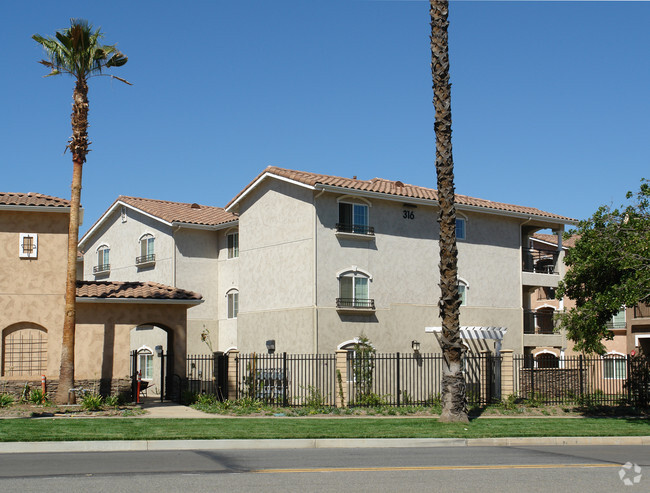 Foto del edificio - Casa de La Villa Apartments