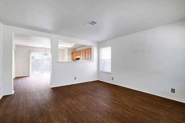 Foto del edificio - ***MOVE-IN SPECIAL: ONE WEEK FREE***Renova...