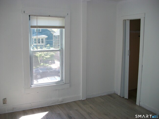 Building Photo - 27 Lilac St
