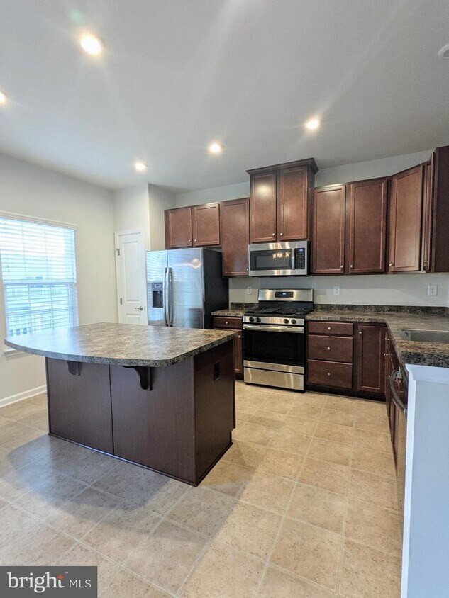 Foto principal - 211 Lake Seymour Dr