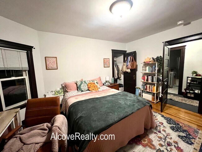 Foto del edificio - 92 Powder House Blvd