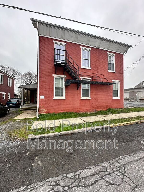Primary Photo - 816 S Railroad St